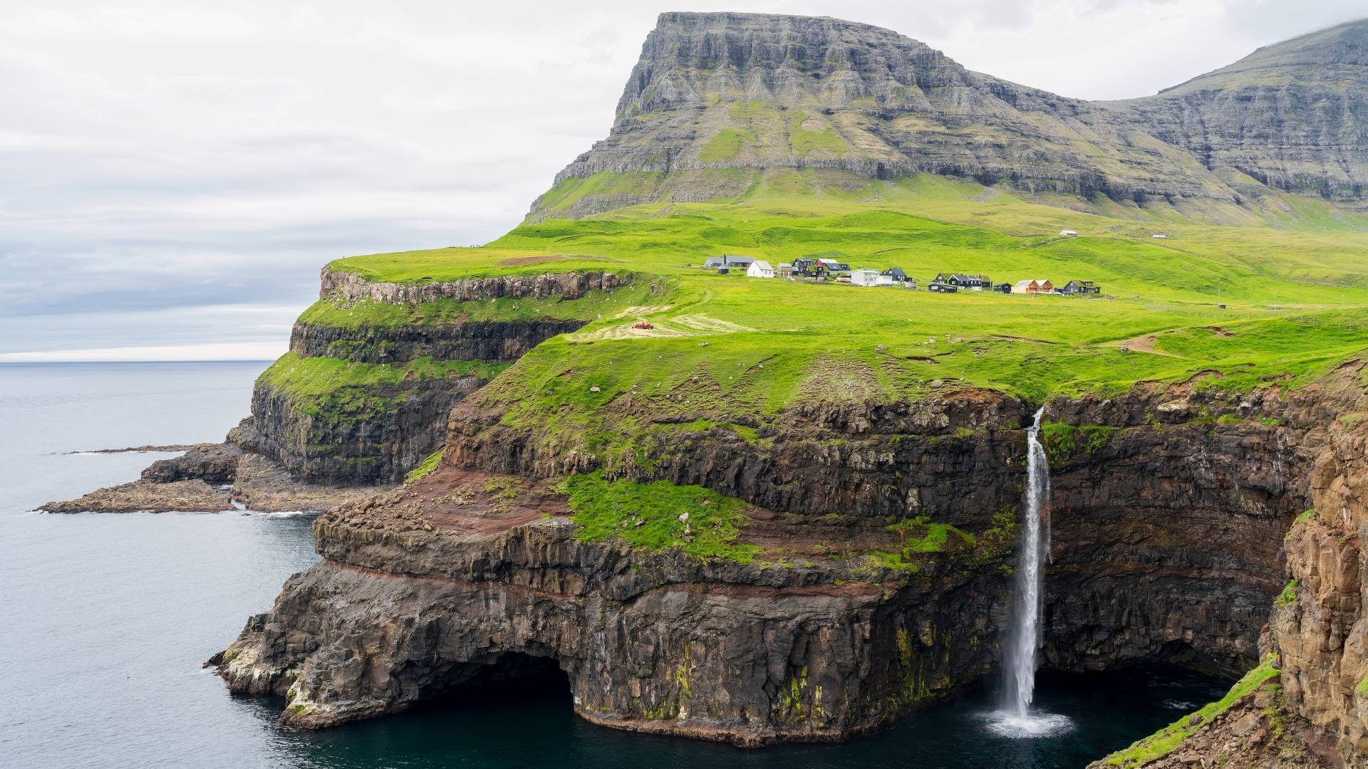 Gasadalur-Dorf und Wasserfall Múlafossur, Vagar (Färöer) &ndash; Foto: &copy; 
Roland Rodenberg